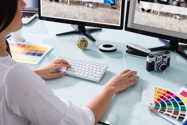 在多台电脑上工作的女设计师图片下载