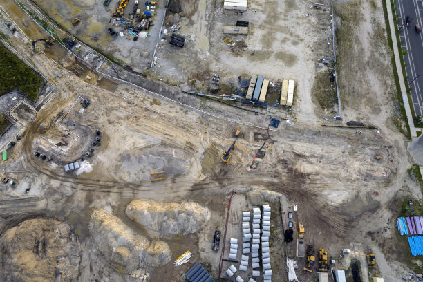 为美国农村地区的建筑工程施工现场准备了许多设备。美国郊区住宅的发展图片下载
