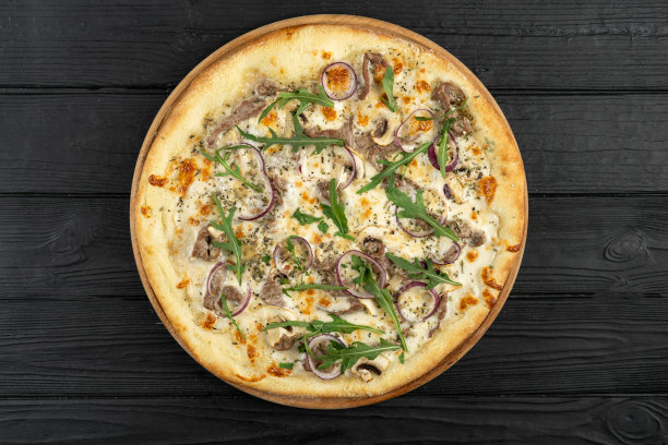 比萨饼与小牛肉，红洋葱和芝麻菜木制背景，顶视图，平面视图图片的菜单图片下载