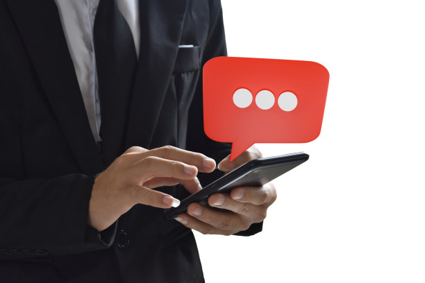 商人使用手机与语音气泡隔离透明背景。图片下载