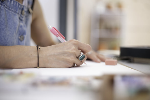 插画手画与铅笔在纸上。横向视觉和选择性聚焦。图片下载