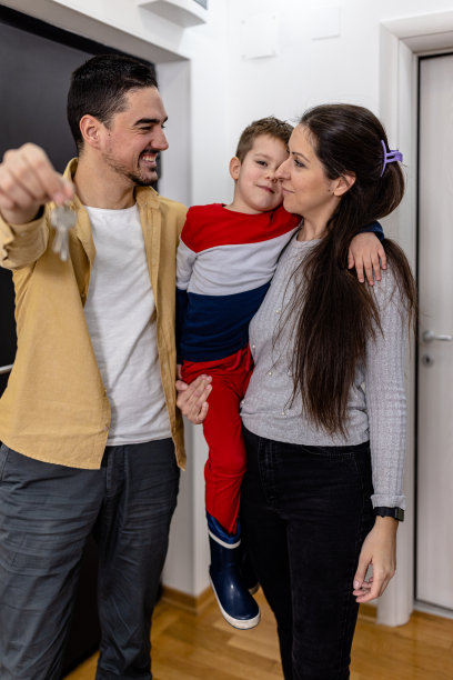 一个微笑的家庭进入新家，感到高兴和兴奋。图片下载