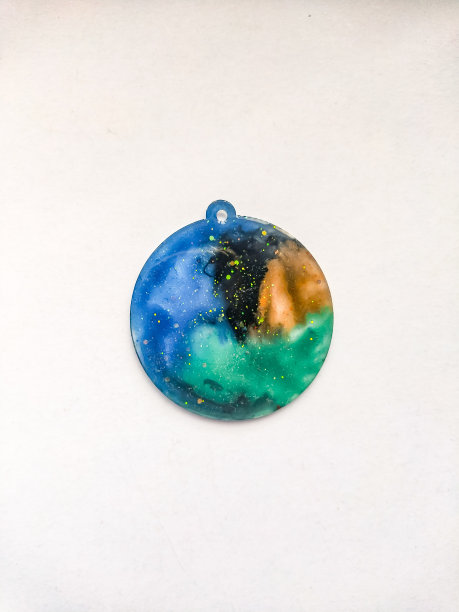 白色背景的手工首饰。手绘艺术。特写照片。图片下载