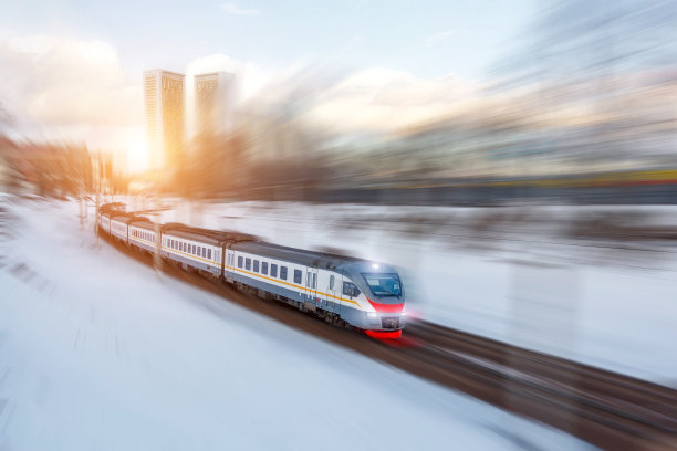 郊区的电动客运列车疾驰穿过白雪覆盖的城市景观，动态模糊效果。图片下载