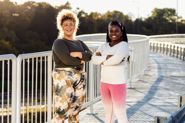 两个大码女性一起准备慢跑的照片。图片下载