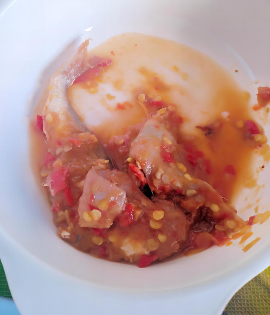 一碗食物的照片，里面有一个勺子，清汤在一个碗里，有勺子和叉子。图片下载