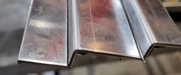 金属薄片被机器切割的照片，金属薄片被机器切割的剪影图片下载