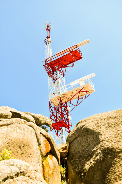 建筑工地上的起重机，照片为背景，在西班牙北部，加利西亚，西班牙，欧洲图片下载