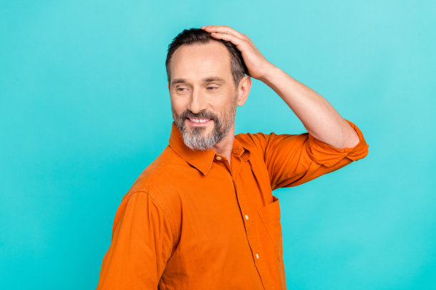 照片肖像英俊的高级商人自信的微笑摆模特触摸他的头发头皮屑孤立的青色背景图片下载