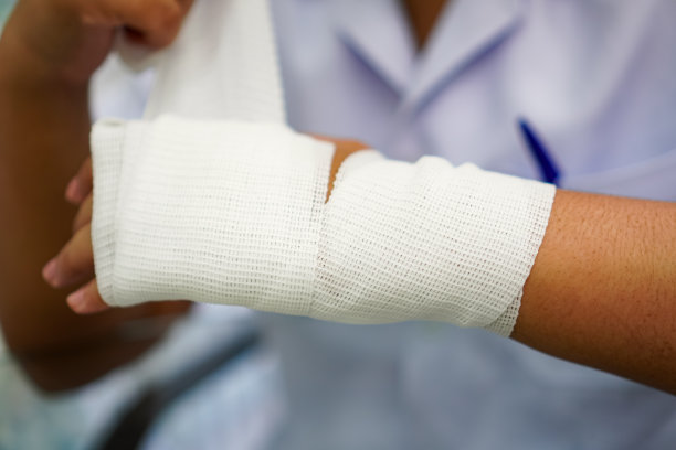 图片显示使用白色弹性网纱布绷带包裹受伤的手腕，指关节和手掌，步骤4。图片下载