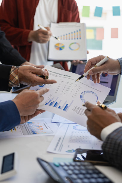 一个多元化的行政业务团队在董事会会议桌上讨论这个项目。为一家国际公司制定商业计划。肖像照片图片下载