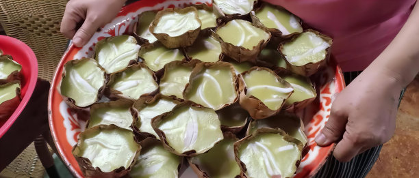 一张照片，一个人拿着一盘食物，里面有巧克力和奶油，一个女人拿着一碗巧克力。图片下载