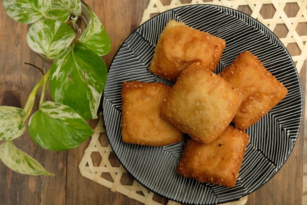 加丁或加伦登是一种用面粉和糖油炸而成的传统甜食。印尼的食物。图片下载