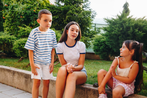 孩子们在玩海龟照片图片下载