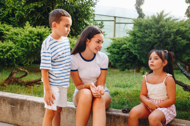 孩子们在玩海龟照片图片下载
