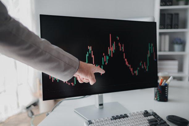 二是投资者看股票洞察分析风险，股票投资商人分析股市涨跌走势图，股市投资者分析获利。投资的概念。图片下载