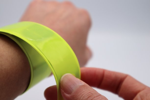 一个手腕上缠着反光材料的人的特写图片下载