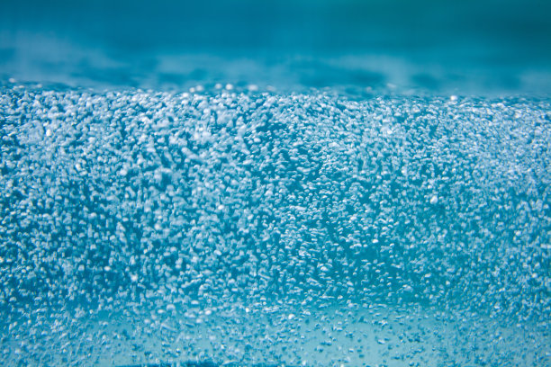 绿松石水与气泡近距离水下照片。图片下载