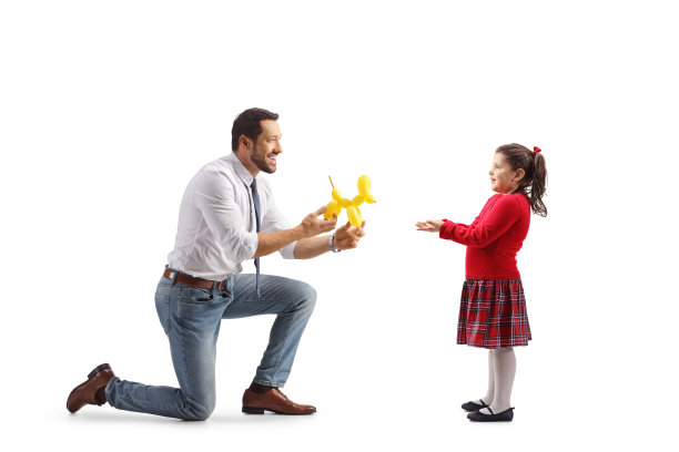 父亲给女儿一个狗形状的气球图片下载