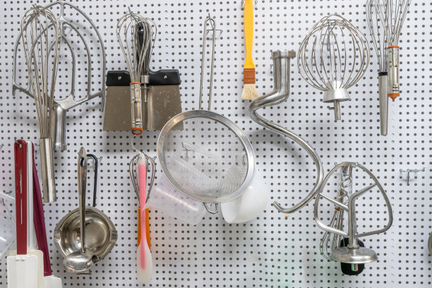 悬挂烘焙工具和各种各样的东西图片下载