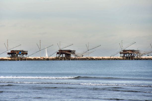 在意大利威尼斯的索托马里纳，海上的船，照片作为背景图片下载