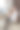 装着义肢的人在家工作，在办公桌上阅读文件图片下载