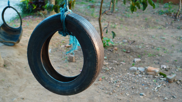 院子里的二手车轮胎图片下载