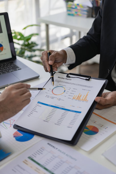 一个多元化的行政业务团队在董事会会议桌上讨论这个项目。为一家国际公司制定商业计划。肖像照片图片下载