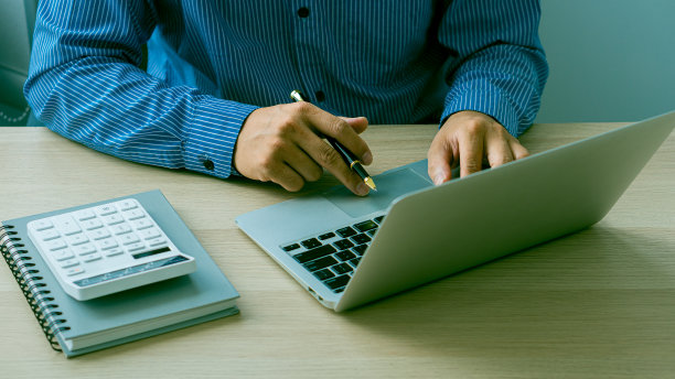 当代年轻的办公室经理在工作、上网、网上购物或网上工作时对着笔记本电脑键盘的手。特写照片图片下载