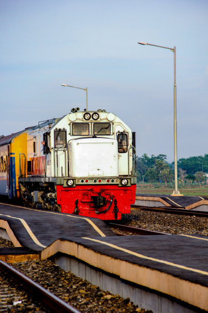 早晨的货运列车火车头图片下载