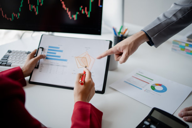 二是投资者看股票洞察分析风险，股票投资商人分析股市涨跌走势图，股市投资者分析获利。投资的概念。图片下载