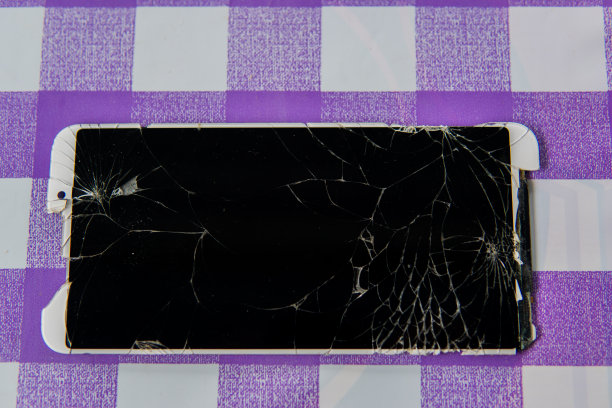 破碎的手机屏幕白紫色背景图片下载