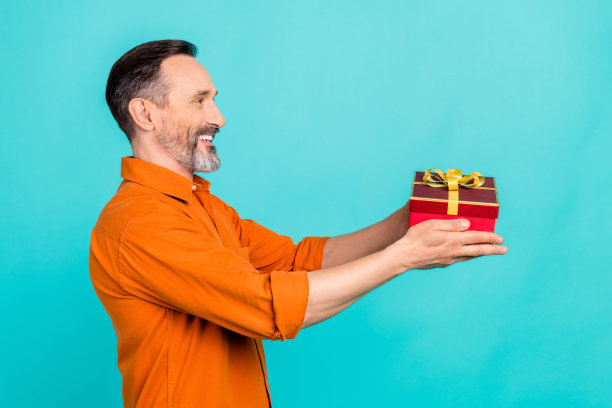 侧面照片拼贴头像开朗积极的经理男干部赠送礼盒惊喜孤立于海蓝宝石背景上图片下载