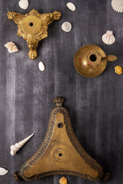 两个古董华丽的铸铜电灯底座和一个烛台图片下载