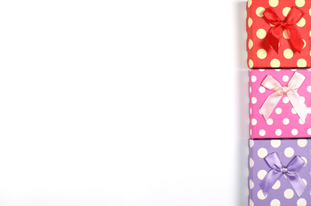 白色背景的彩带蝴蝶结礼品盒。礼品盒顶视图照片有复制空间。图片下载