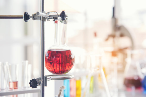 科学化学玻璃管对象的实验室背景。液体管生物学实验室化学流体学家对象测试管医用玻璃器皿。化学科学药学背景图片下载