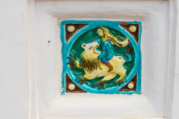 2023年7月4日，俄罗斯雅罗斯拉夫尔。教堂墙上带有艺术情节的古代瓷砖。图片下载