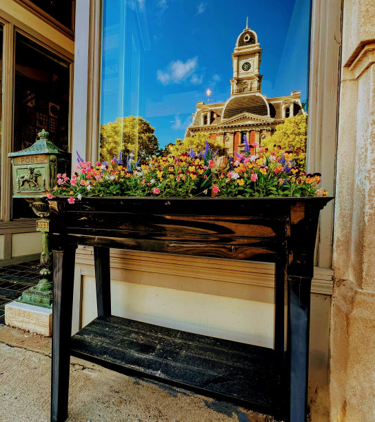 城镇广场上商店橱窗的倒影图片下载