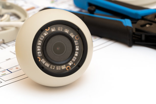 视频安全设备和图纸放在桌子上。软焦照片适用于保安服务工程公司网站或广告。图片下载