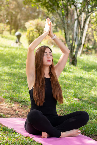 垂直照片的拉丁妇女练习瑜伽健康的生活方式，集中和自然连接。健康的生活方式观念。图片下载