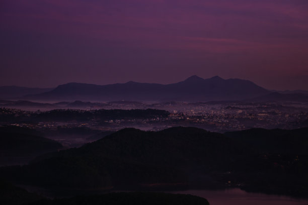 大叻风景照片美丽的越南风景，宁静的湖反映了山和松树在大叻清晨，Tuyen Lam湖，大叻的一个景点图片下载
