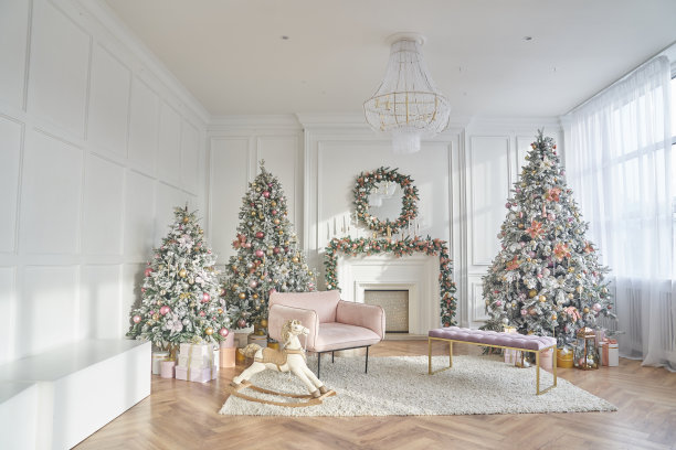 在窗户的映衬下，客厅里明亮的室内摆着沙发和圣诞树。有一个空格来复制。圣诞房间的时尚内景。高质量照片图片下载