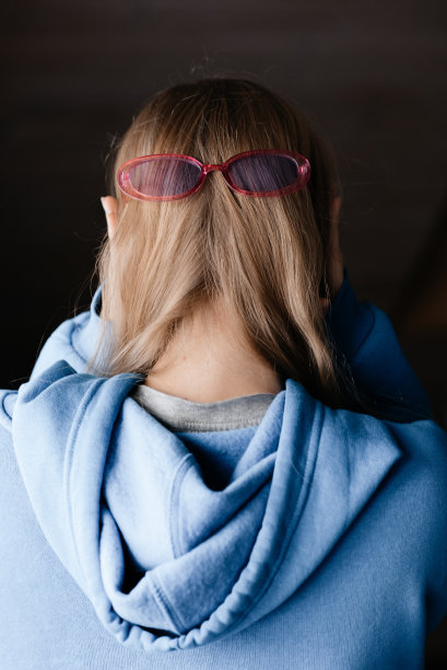 戴眼镜的照片很有趣。照片创意。戴上眼镜图片下载