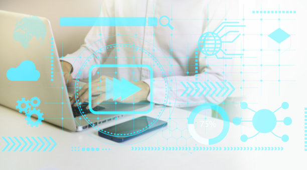 商人使用电脑和移动设备工作，使用应用程序搜索、查看图片或将它们发送到云端。图片下载