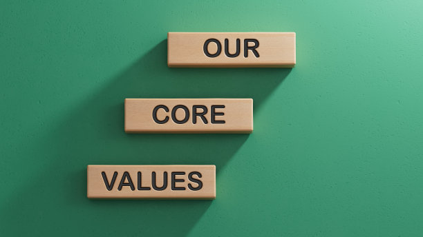 我们的核心价值象征。我们在木块上的核心价值。业务和我们的核心价值观。副本的空间。绿色背景的3D渲染。图片下载