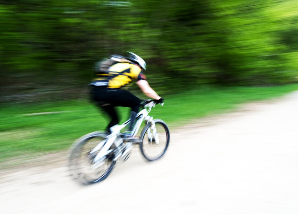 运动模糊山地摩托车图片下载
