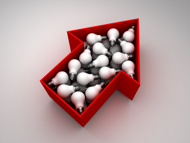 红色箭头形盒子里的灯泡图片下载