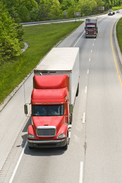 州际公路上卡车的垂直照片图片下载