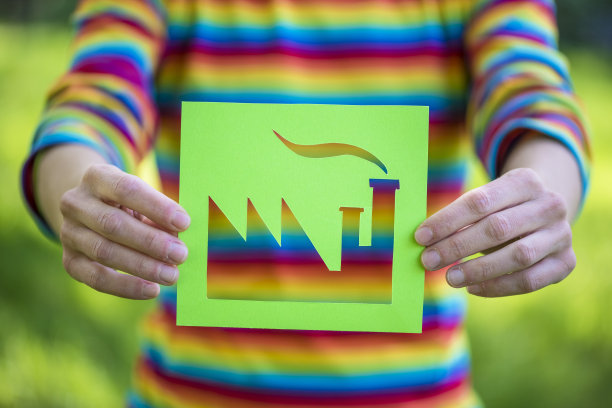 女人把持着一个绿色工厂——环保图片下载