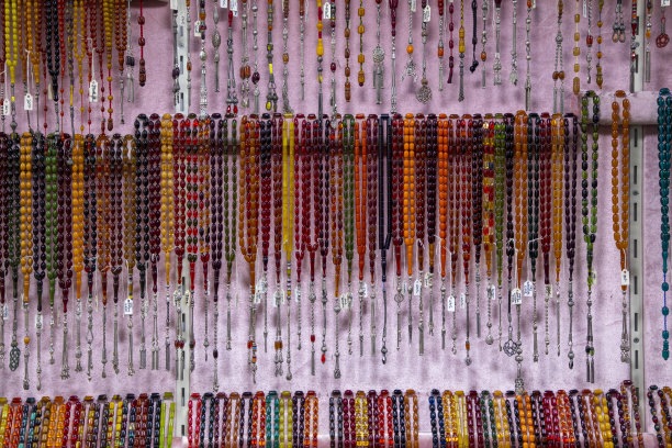 选择性地聚焦在不同颜色的念珠上。土耳其泰斯比什的特写照片。土耳其克梅雷拉尔蒂-伊兹密尔，挂在街边商店里的特比什-特比什图片下载